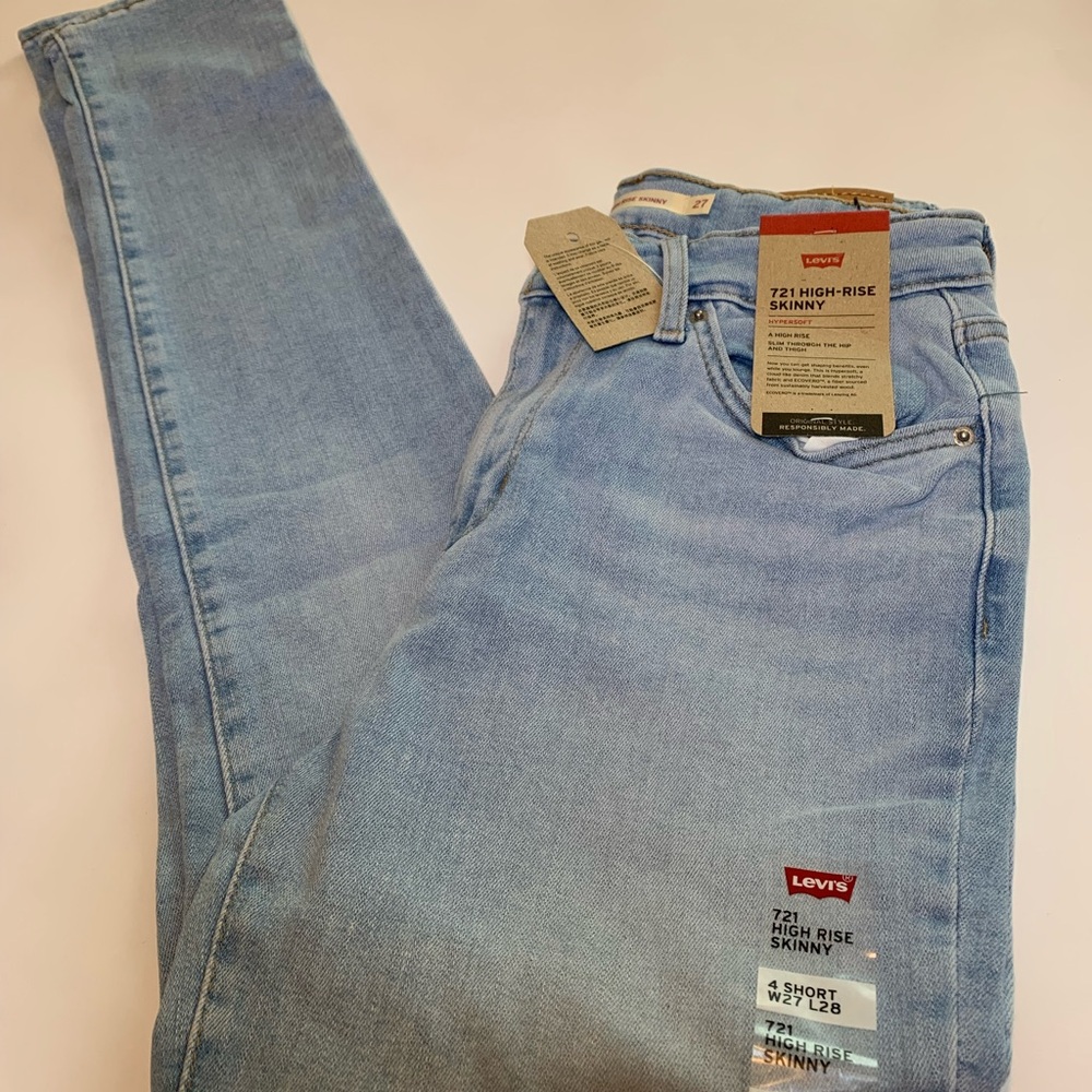 Levi's Light Blue High-Rise Skinny Jeans Size W 27/ L 28.   4 short.New with tag